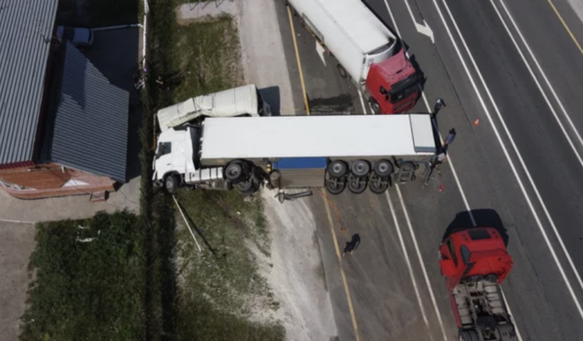 グレープバイン付近の5FWYで大型トラックが衝突、車線閉鎖（1/10）